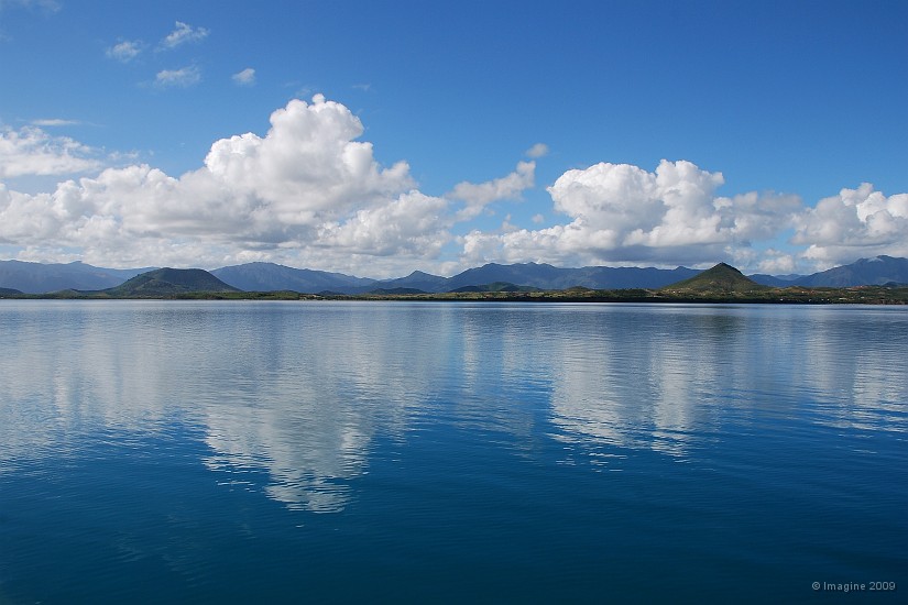 118- La baie de Uitoe et le pic Karikate.JPG